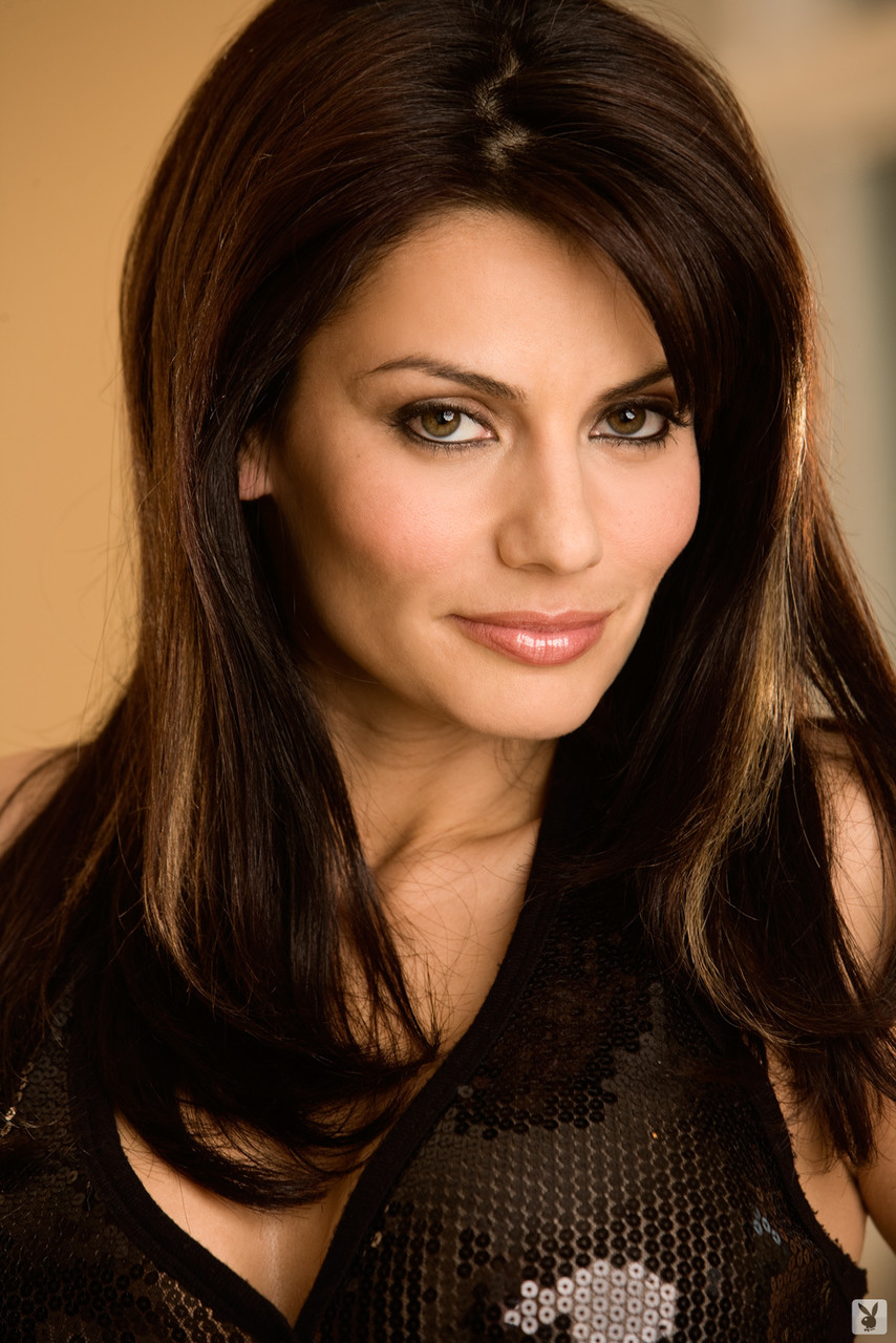 मोहक लातीना मेलिसा पुएंटे ड्रेस उतारकर सिलिकॉन स्तन प्रकट करती है