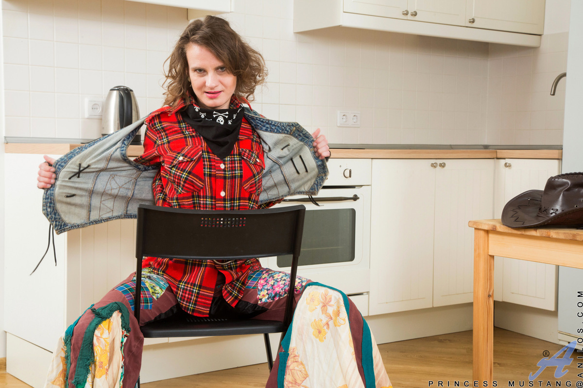 Princess Mustang: Open-Minded Housewife Spreads Bush In Nude Debut