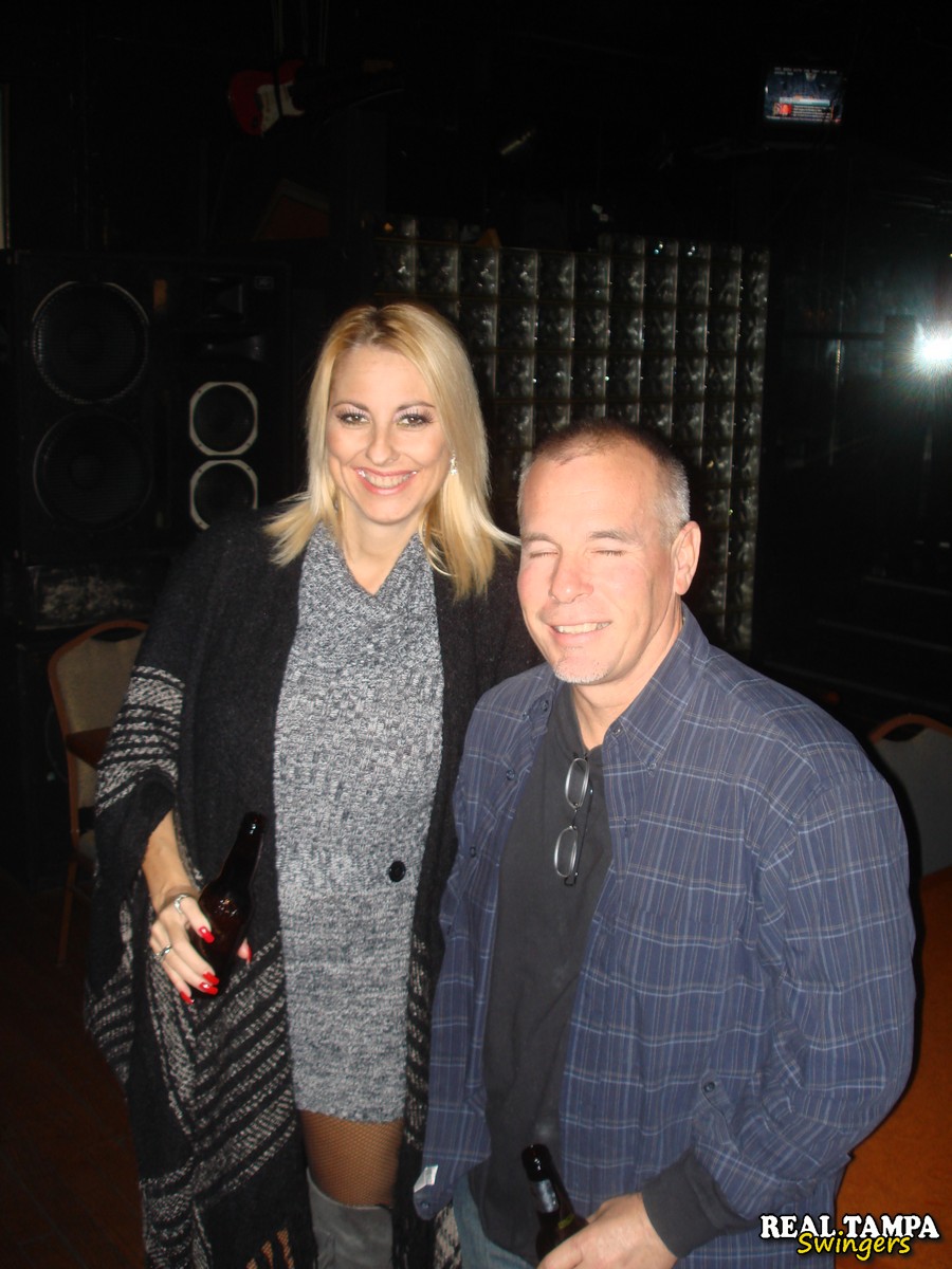 Double Dee 和 朋友们 展示 他们 的 胸部 和 下身