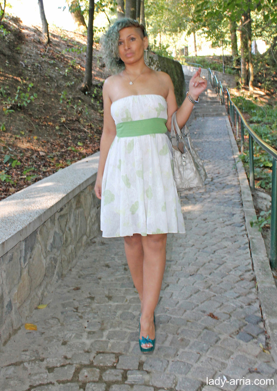 سيدة متمردة بشعر أزرق أرية تظهر شهواتها في الأماكن العامة