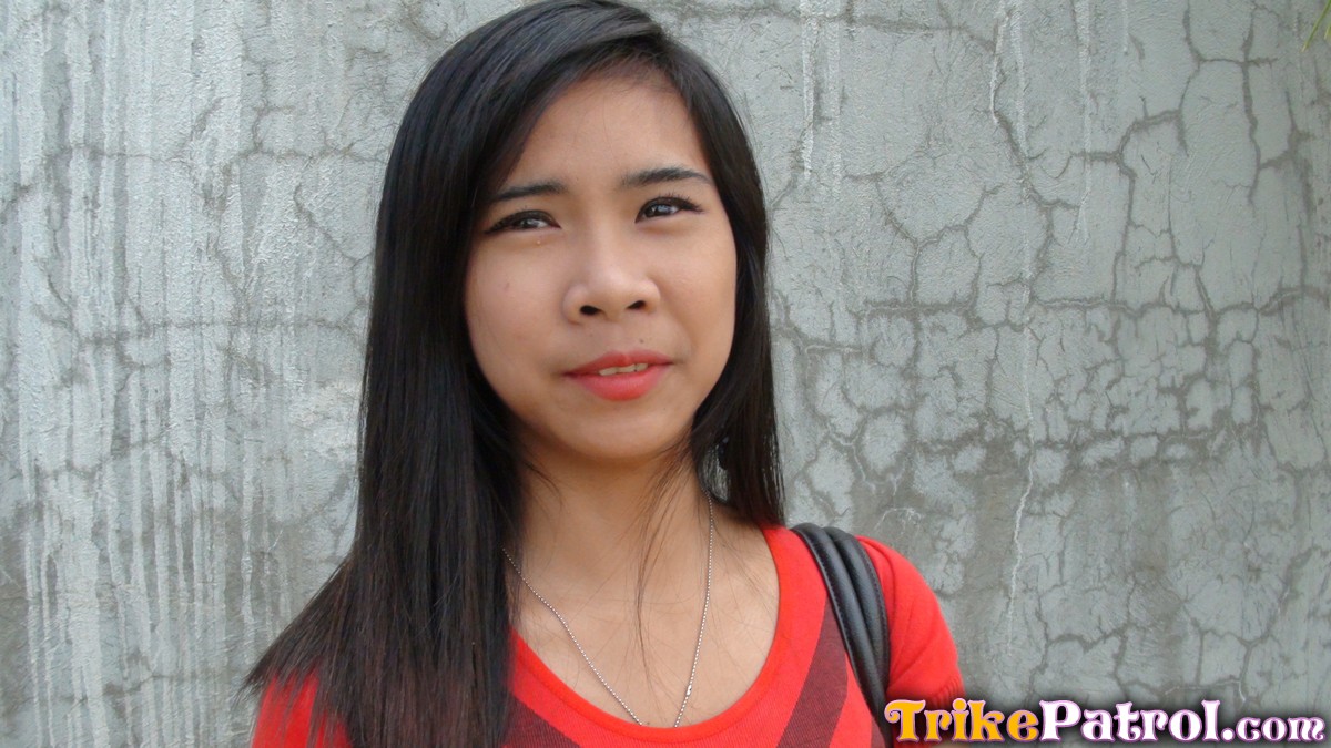 الآسيوية الصغيرة أكيرا تمسح السائل المنوي من ذقنها بعد الجنس من وجهة نظر