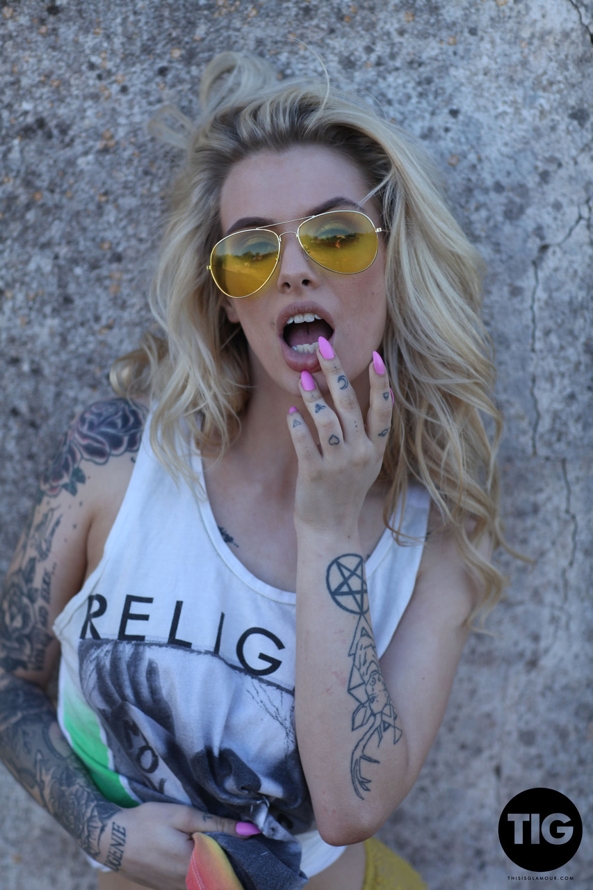 Saskia Valentine, Blonde Tatouée Sensuelle, Expose De Gros Seins À L'Extérieur