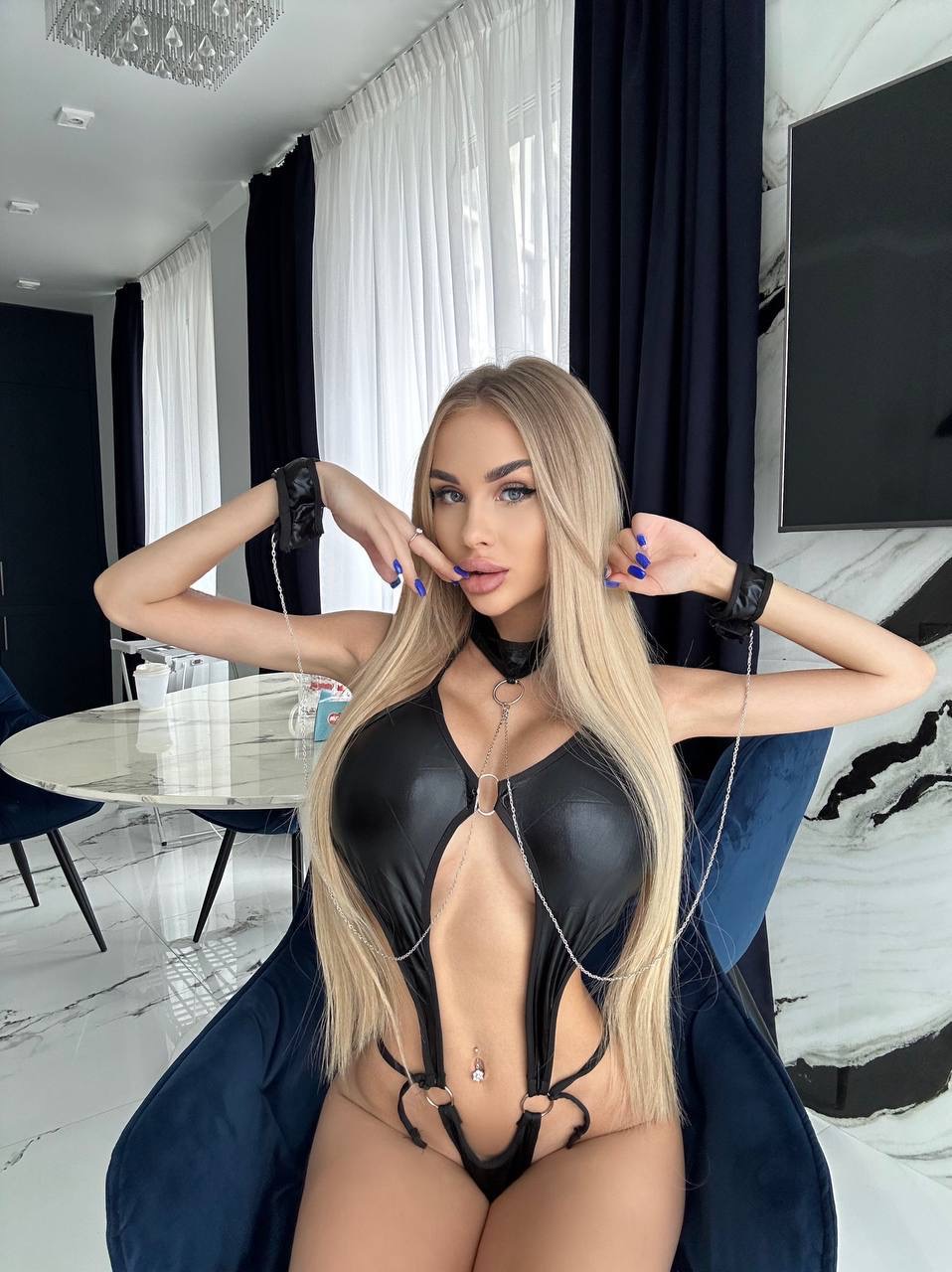 Chica Glamurosa De Onlyfans Eliasa A Presume De Escote Caliente Y Gran Culo