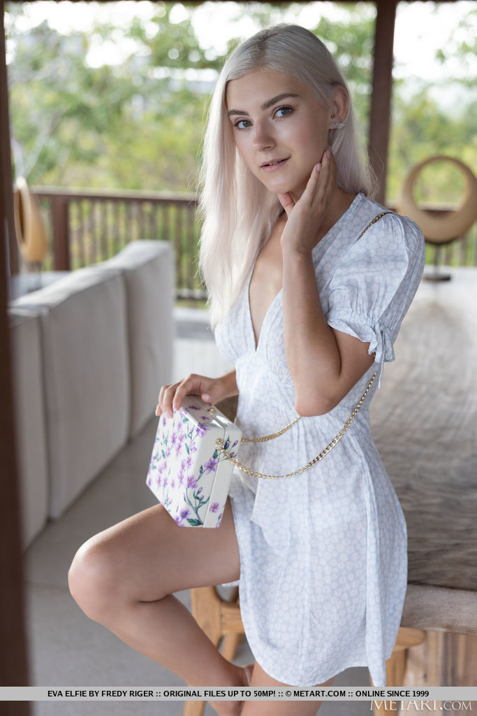 Platinblonde Teenagerin Eva Elfie Zieht Sich Während Ihrer Soloshow Nackt Aus