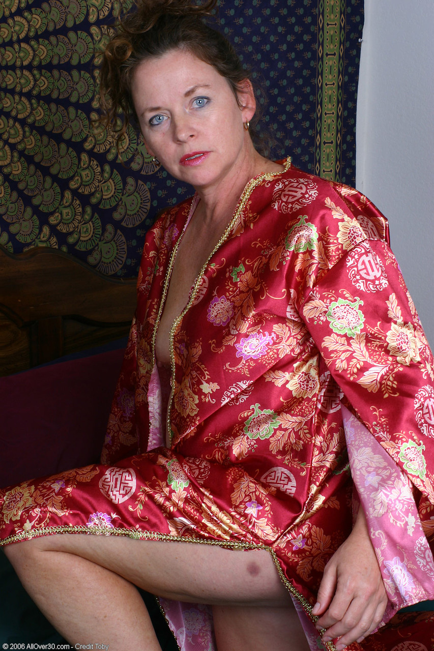 الهاوية السمينة سالي تتعرى وتلعب بكسها وحدها