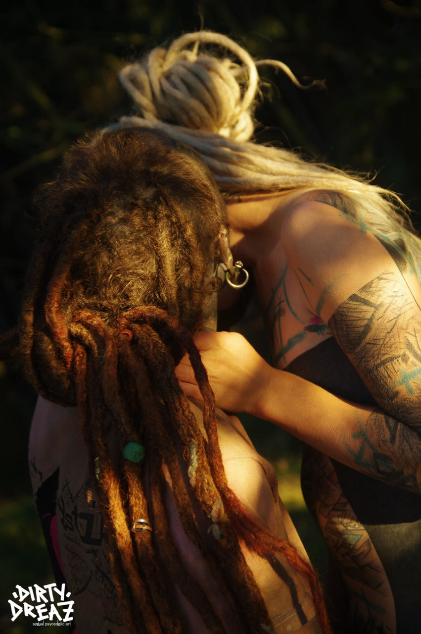 Tatuados Freaks Anuskatzz Y Lily Lu Follan En El Suelo Del Bosque