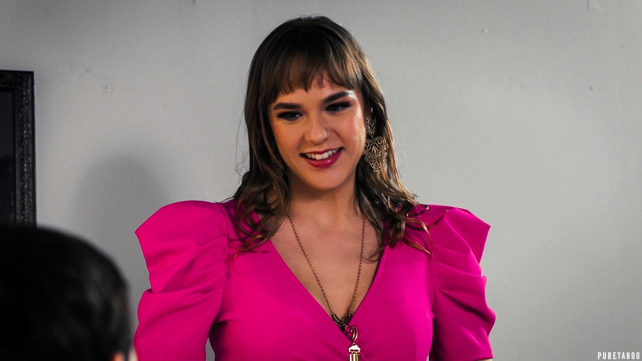 Mulher De Cabelo Curto Faz Assistente Executiva Foder Seu Marido