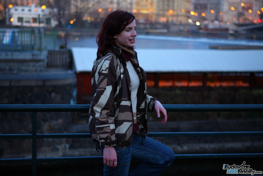 हॉर्नी टीन रोज़ी रसोई में डेट को लुभाती है और मोती का हार पहनती है