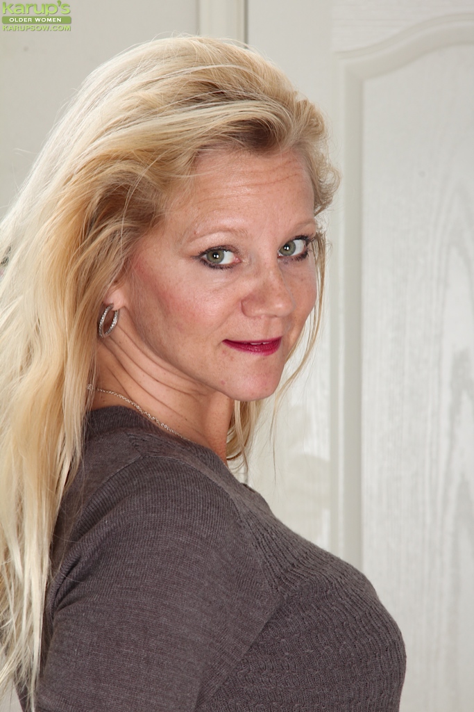 अली जोन्स परिपक्व मिल्फ बड़े स्तन और बालों वाली योनि दिखाती है