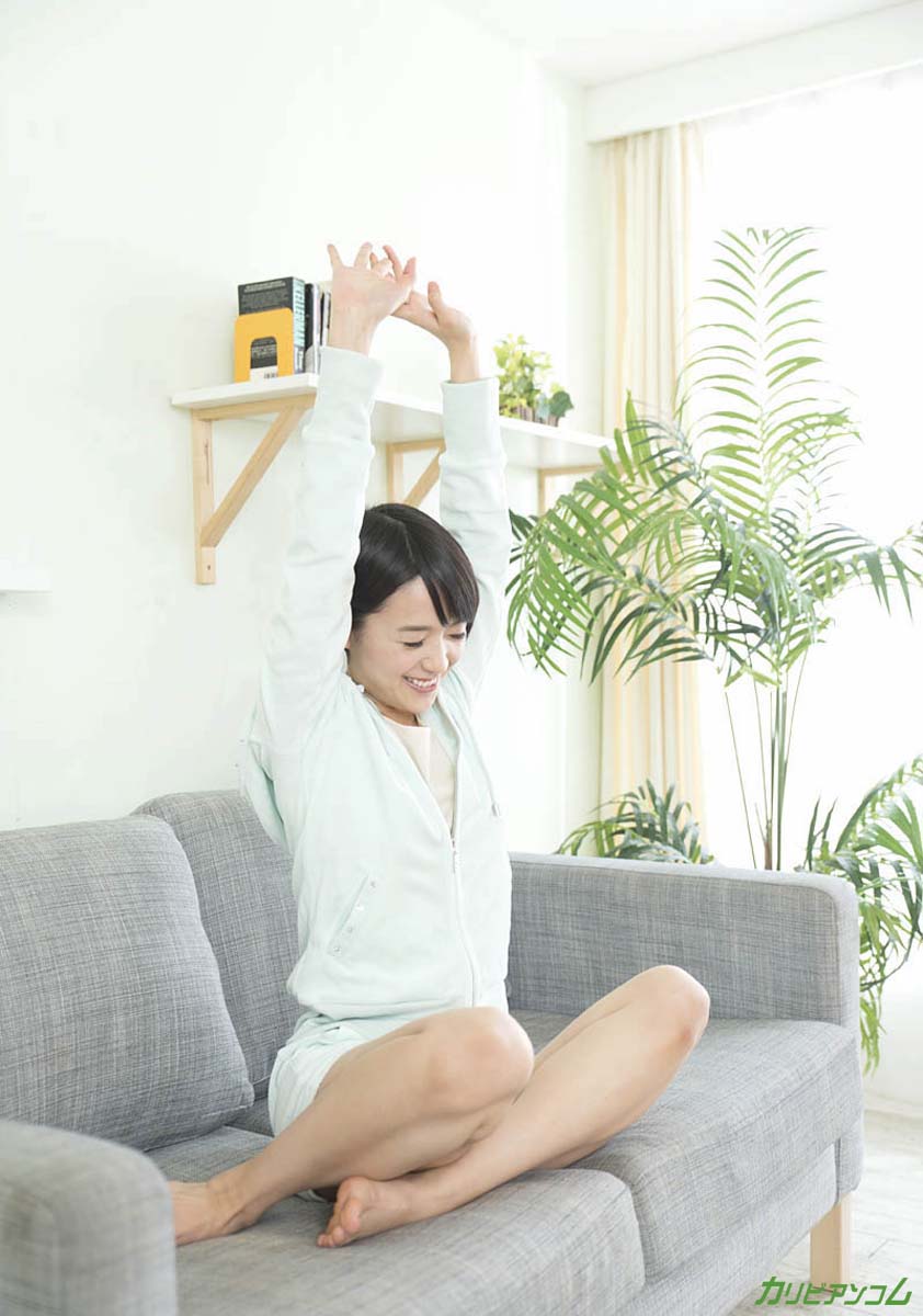 العسل الآسيوي ماري هانيدا تأخذ قضيبًا في كسها المشعر