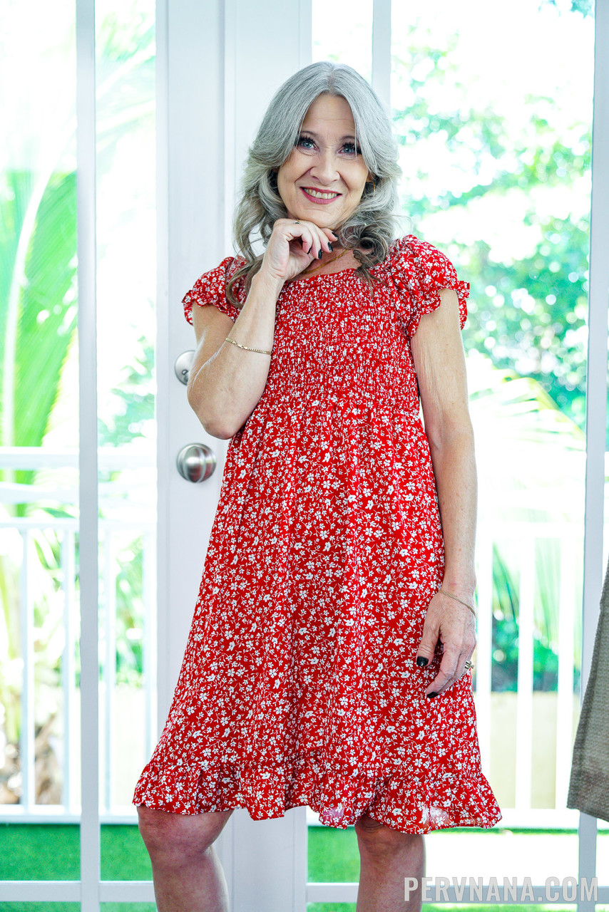 淘气成熟妈妈莱拉尼·雷伊被POV风格干并且接受颜射