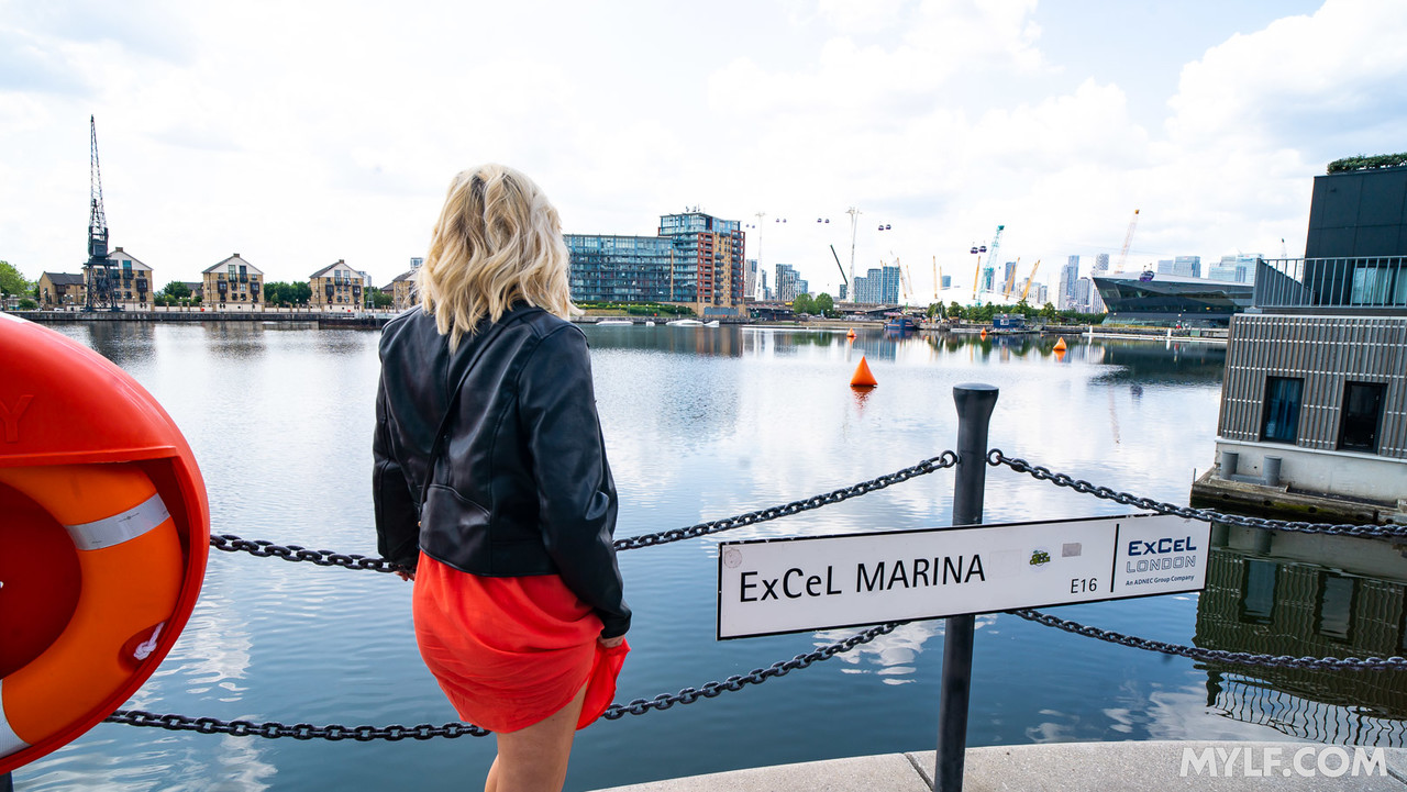 Povクロエ・サヴィッジ金髪熟女がフェラしてから激しいセックスを楽しむ