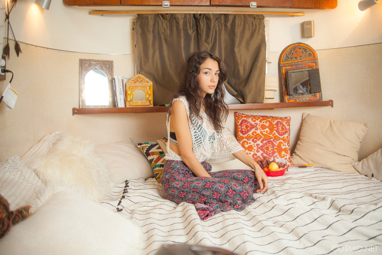 素人娘が裸で寛ぐために服を脱ぐ垂れた胸を見せて