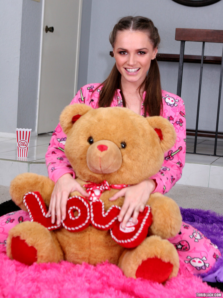 Tori Black Tira O Pijama Para Ficar Nua Na Cama