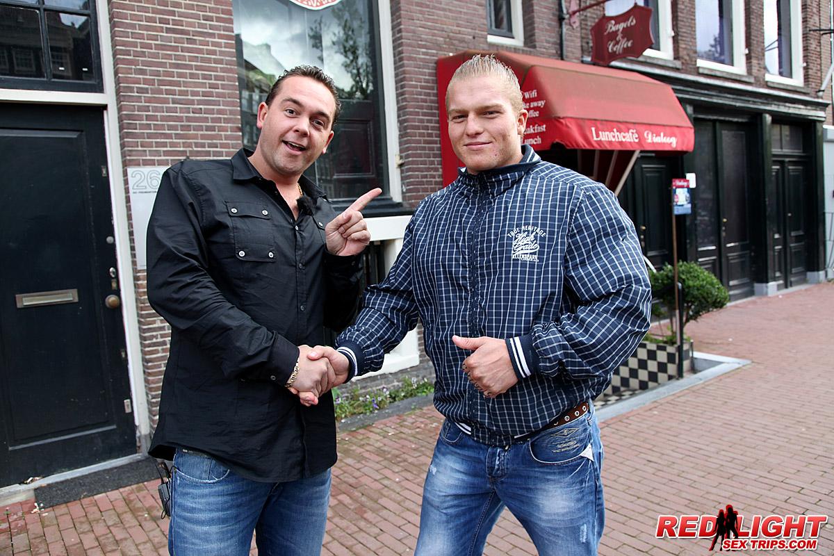 रेड लाइट वेश्या गुदा से चुदाई करवाती है और चेहरे पर वीर्य लेती है