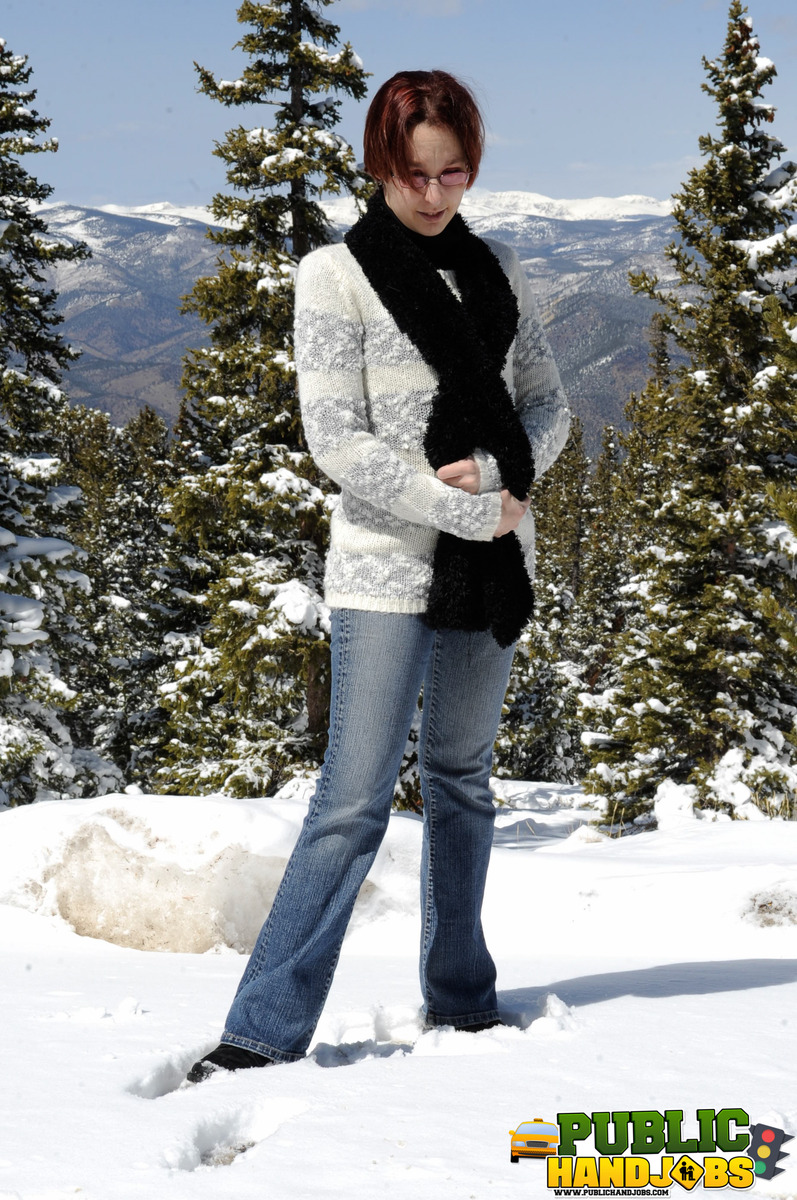 Naughty Redhead Brandi De Lafey Donne Un Masturbation Cfnm Au Bonhomme De Neige Dans Les Bois