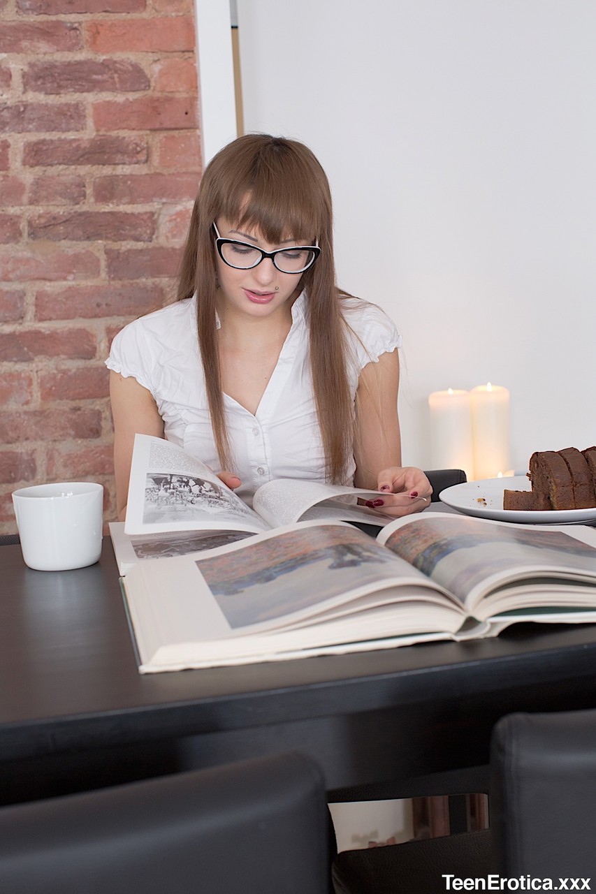 ロラ・シャイン 少女 小悪魔 裸体 と 犬交尾 式 の 中で