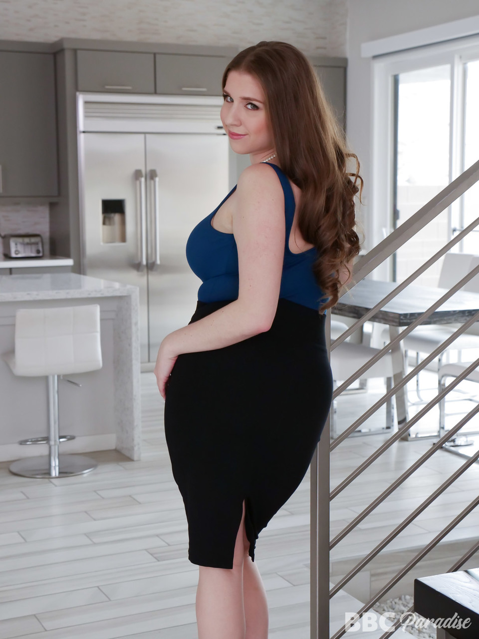 Роговая МИЛФ Алекс Чанс с Огромной Грудью Едет на Чёрном Члене на Диване