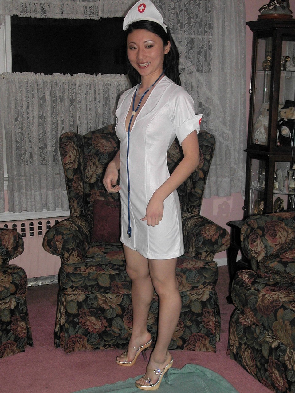 Pequena Enfermeira Kiana Li Recebe Gozo No Bumbum Após Sexo Hardcore