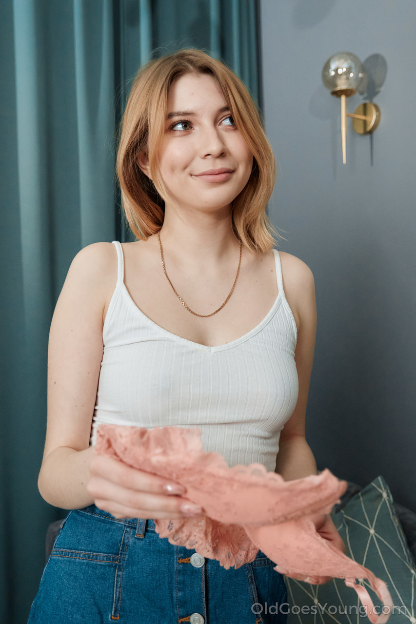 Nerd Tarado Fode Adolescente Européia Kami Yammi No Sofá