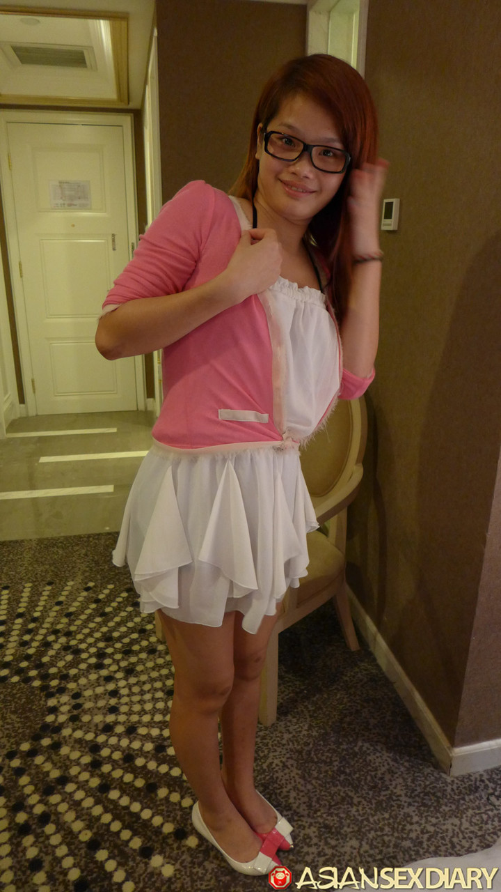 アジアの美女・志保がPOVセックス後に中出しされたマンコを接写で見せる