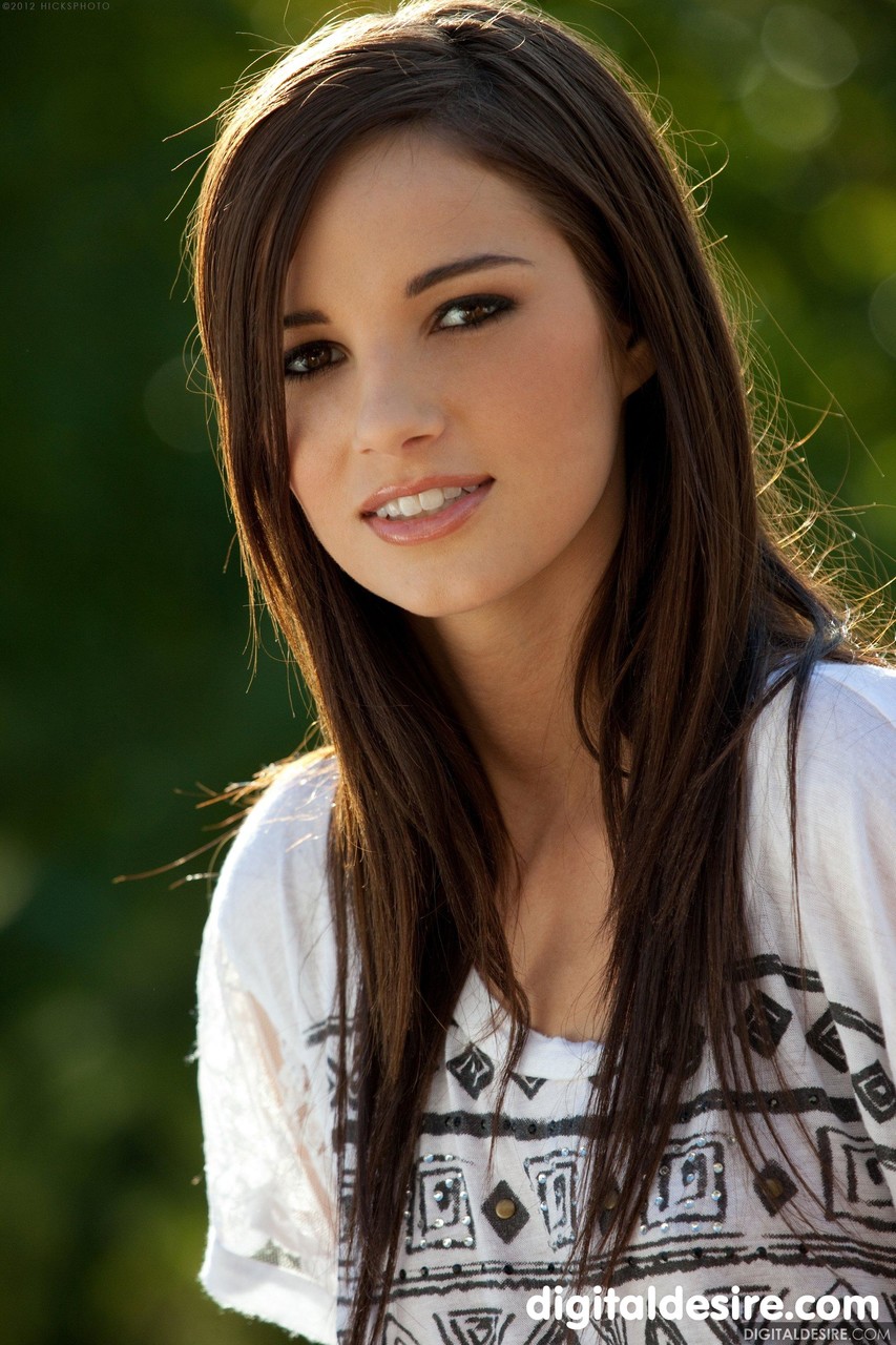 ماديسون مورغان في الهواء الطلق تظهر ثدييها الحلوين وفرجها المنظّف