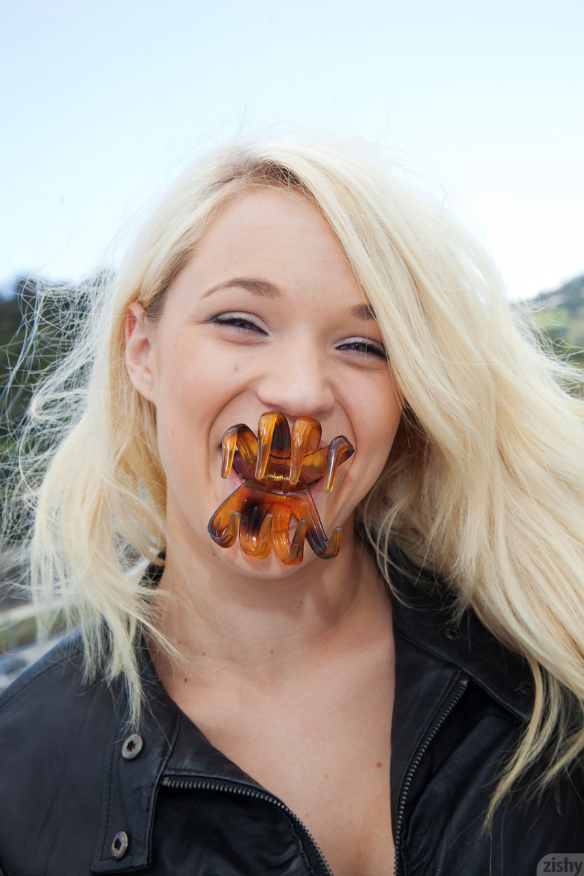 金髪ティーンTegan Summersがシースルーシャツで彼女の乳房を披露するソロ