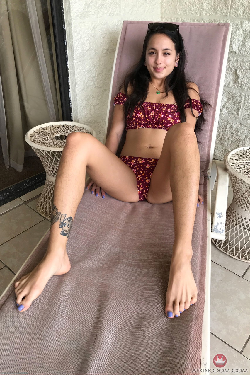 可爱女孩米哈·多安近距离展示毛茸茸的阴部和纹身背部