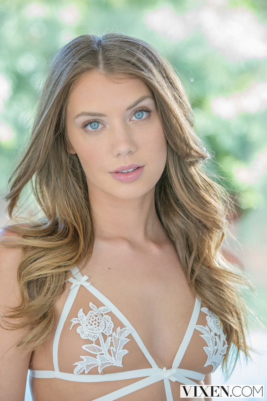 Высокая Русская Елена Кошка Распахивает Ноги И Приветствует Член В Своей Пизде