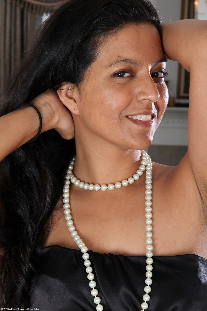 美しいブルネットの小さな垂れ乳とチョコレート色のマンコのクローズアップ