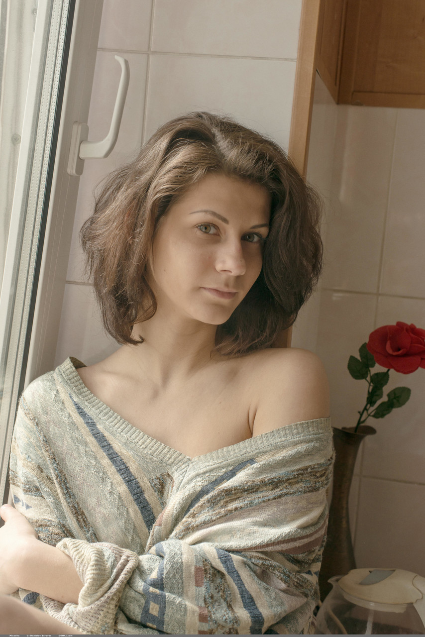 黑发Mixaella裸体摆姿势 小胸部和圆臀