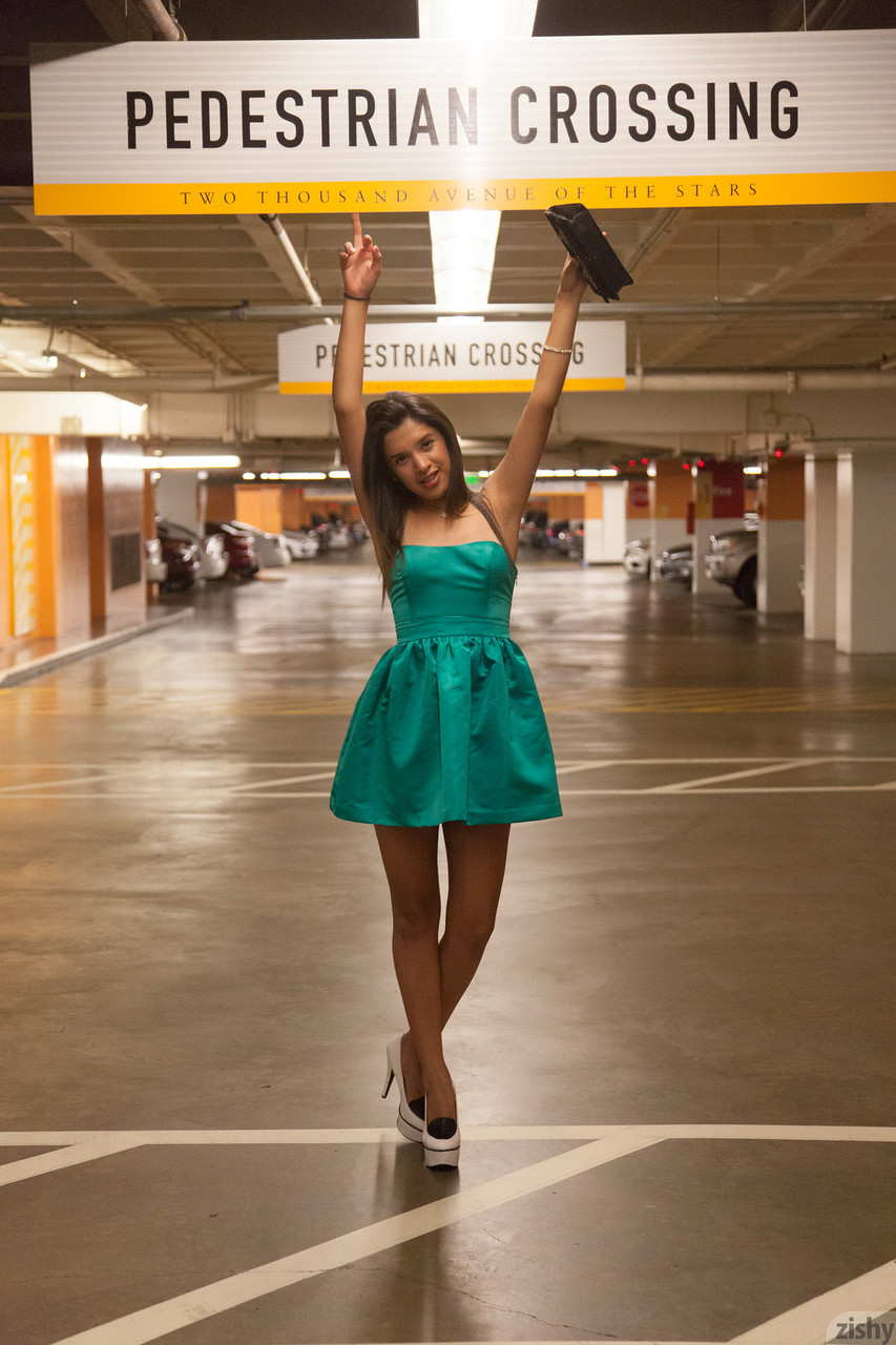 アメリカのティーンモデル.Yesenia Corral が公開の場で緑のパンティーを_FLASHする