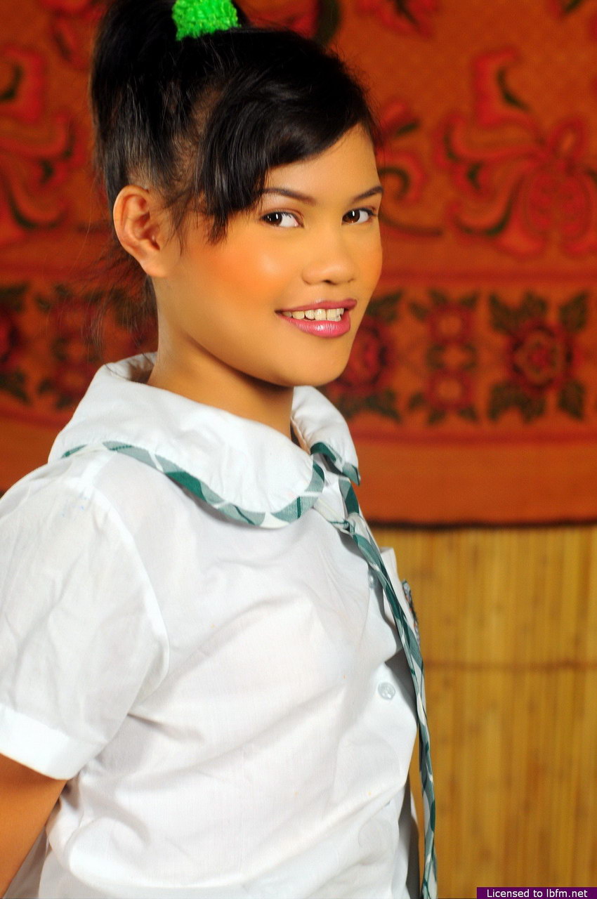 Chica Asiática De La Escuela Baja Bragas Blancas Para Mostrar Coño Húmedo