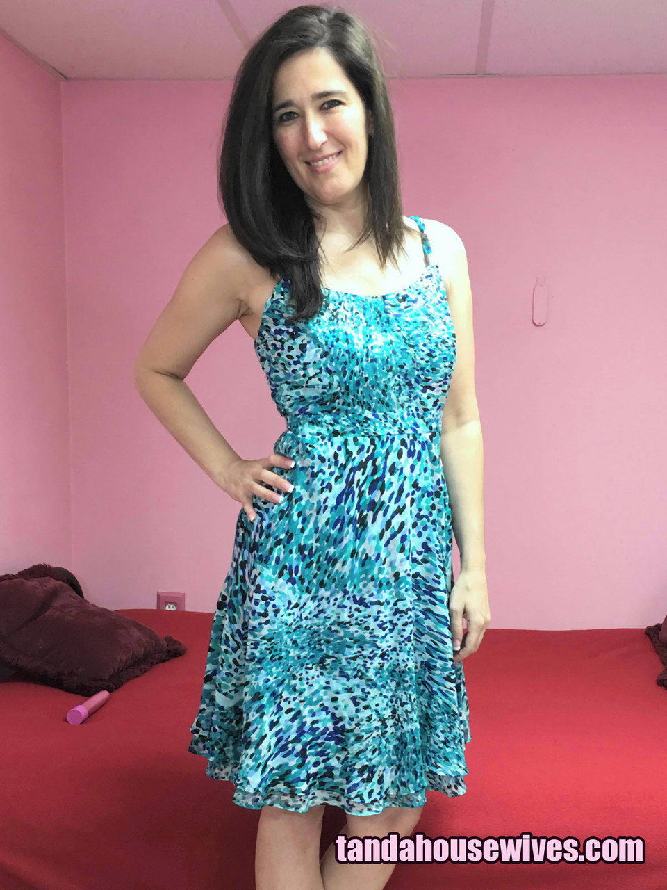 Темноволосая Домохозяйка Мастурбирует Днём