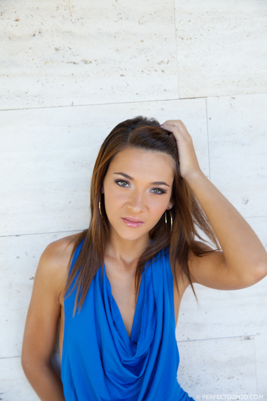 Douce Brune Alexis Brill Pose En Robe Courte Avant Sexe POV