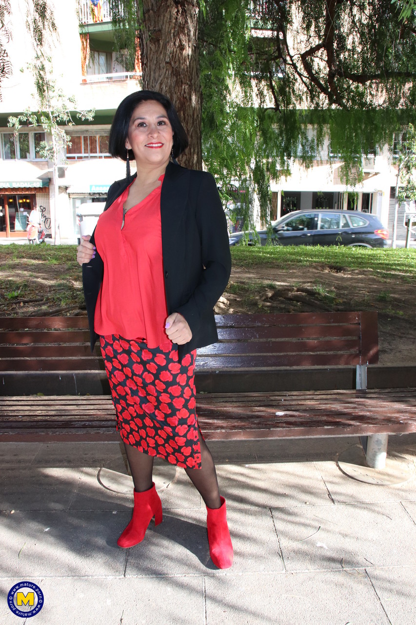 成熟女同性恋摆姿势，她的年轻女友吉娜·费罗西秀性感美腿