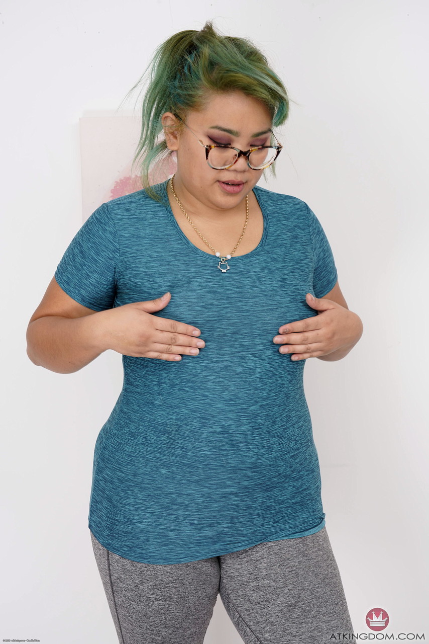 Chica Asiatica Gordita Manila Bey Muestra Grandes Tetas Caídas Y Enorme Culo