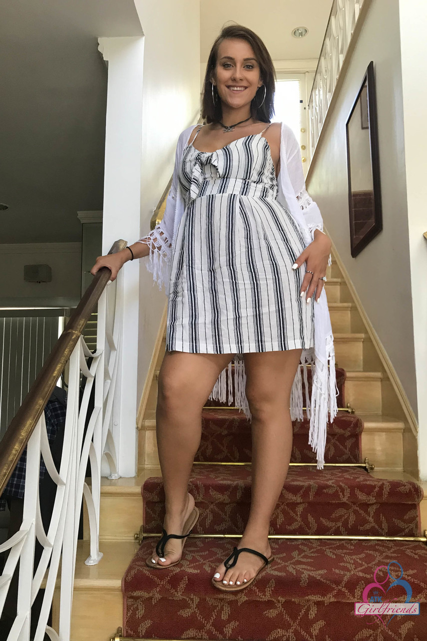 妊娠中の素人彼女インディカ・モンローがケツとおっぱいをソロで見せる