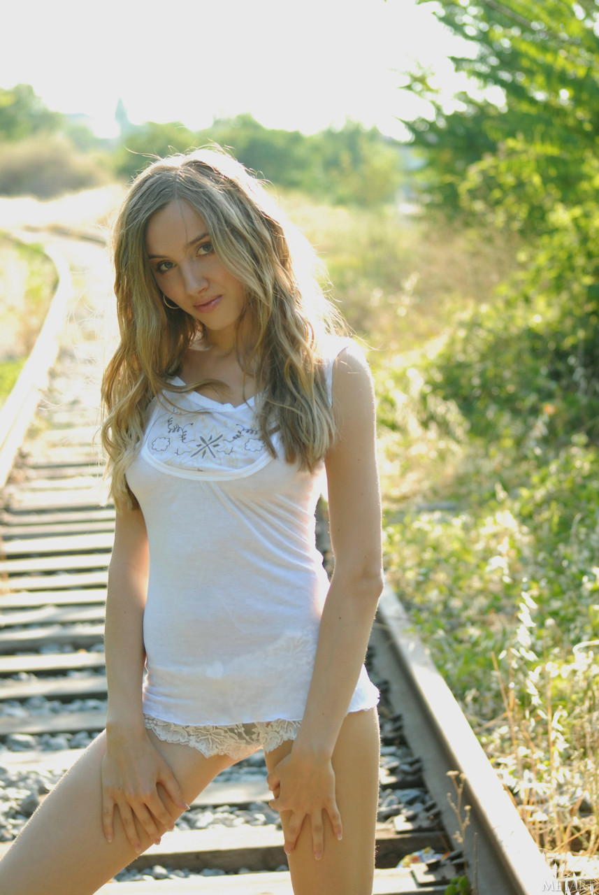 Rubia Desnuda Se Arrastra Por Las Vías Posando Descalza