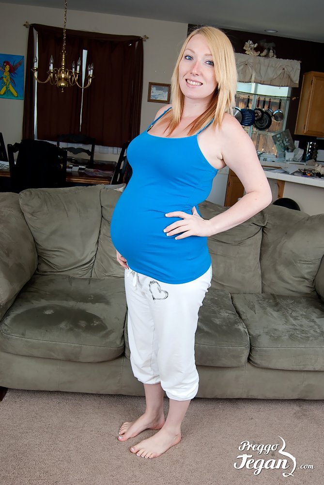 金发女郎完全脱衣时展示她肿胀的肚子