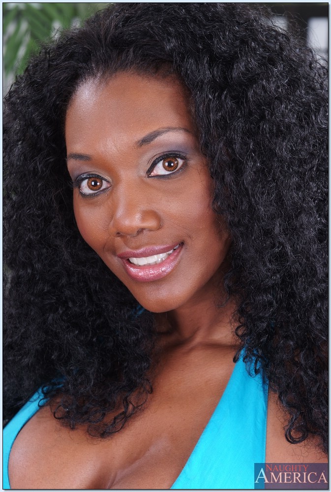 惊艳的黑人妻子Nyomi Banxxx献上她的黑臀进行热辣肛交