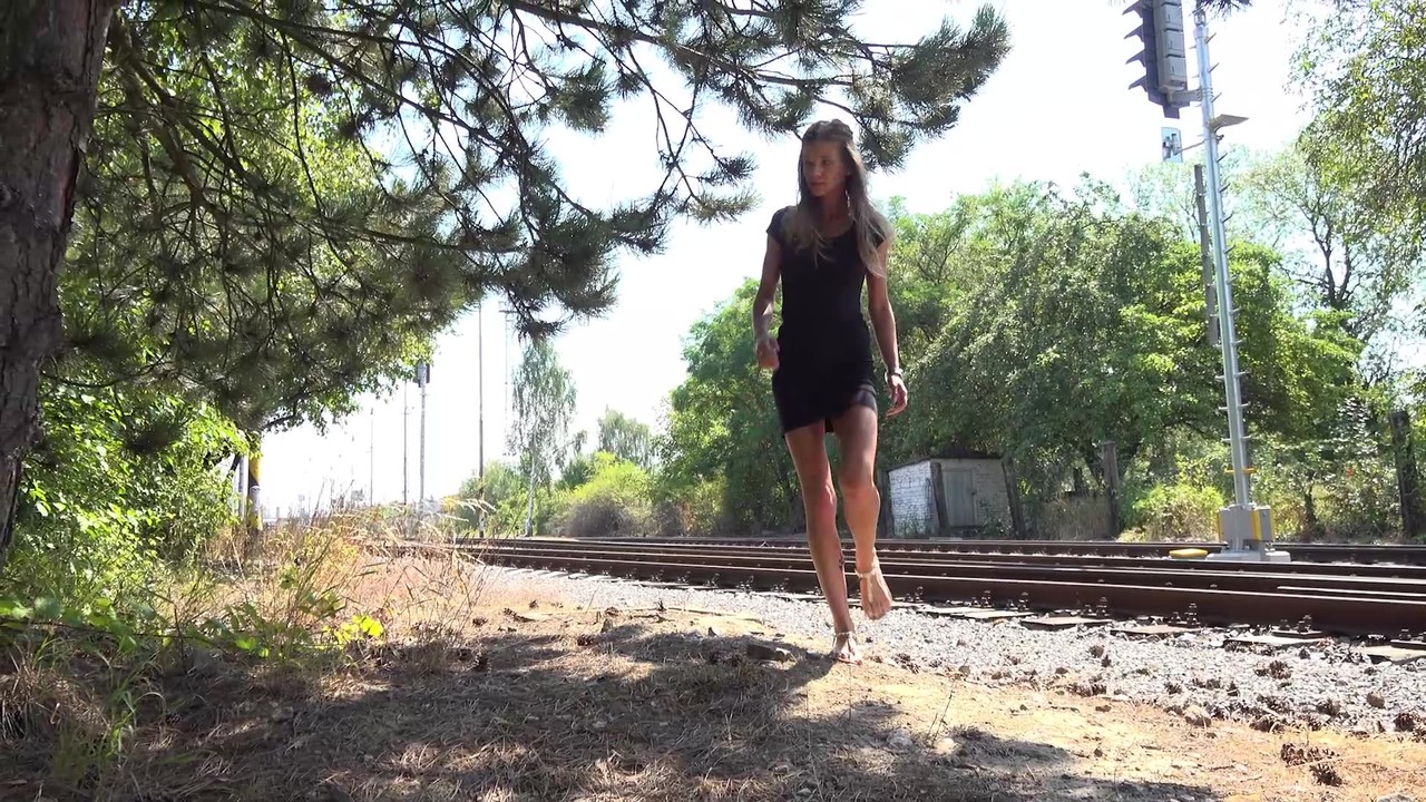 Langbeinige Sarah Key Pinkelt Gegen Baum