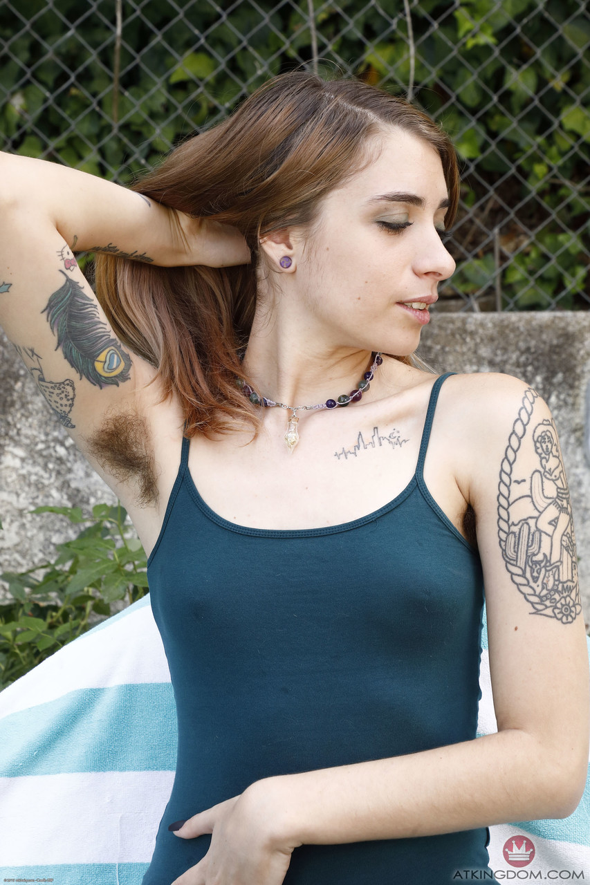 タトゥーのあるアマチュアのPearl Sageが乳房を見せたり、毛深い膣と戯れたりする