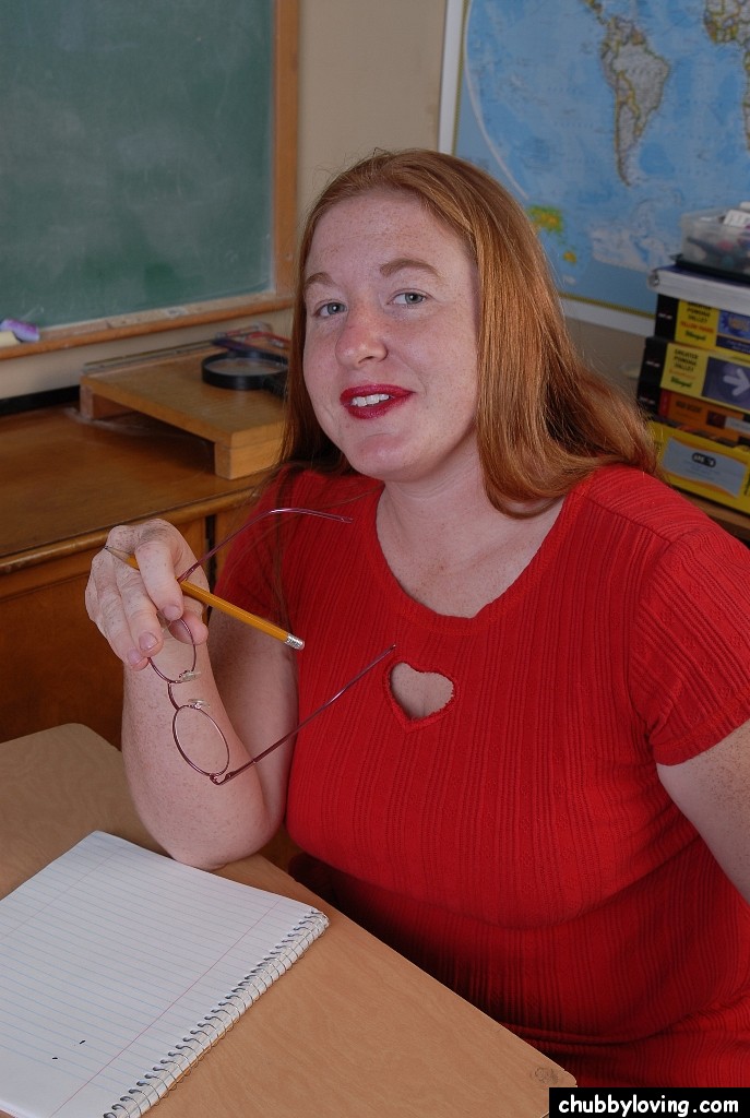 Reife Keno Zieht Rotes Kleid Im Klassenzimmer Aus