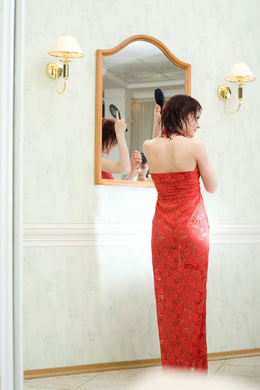 エロティックな美しさAnelie Aが激しいポルノシーン