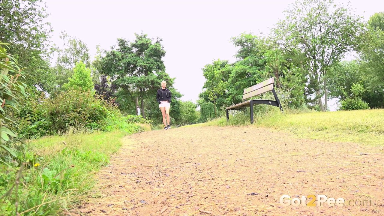 فانيسا هيل الشقراء تقبض لتتبول أثناء المشي في الحديقة