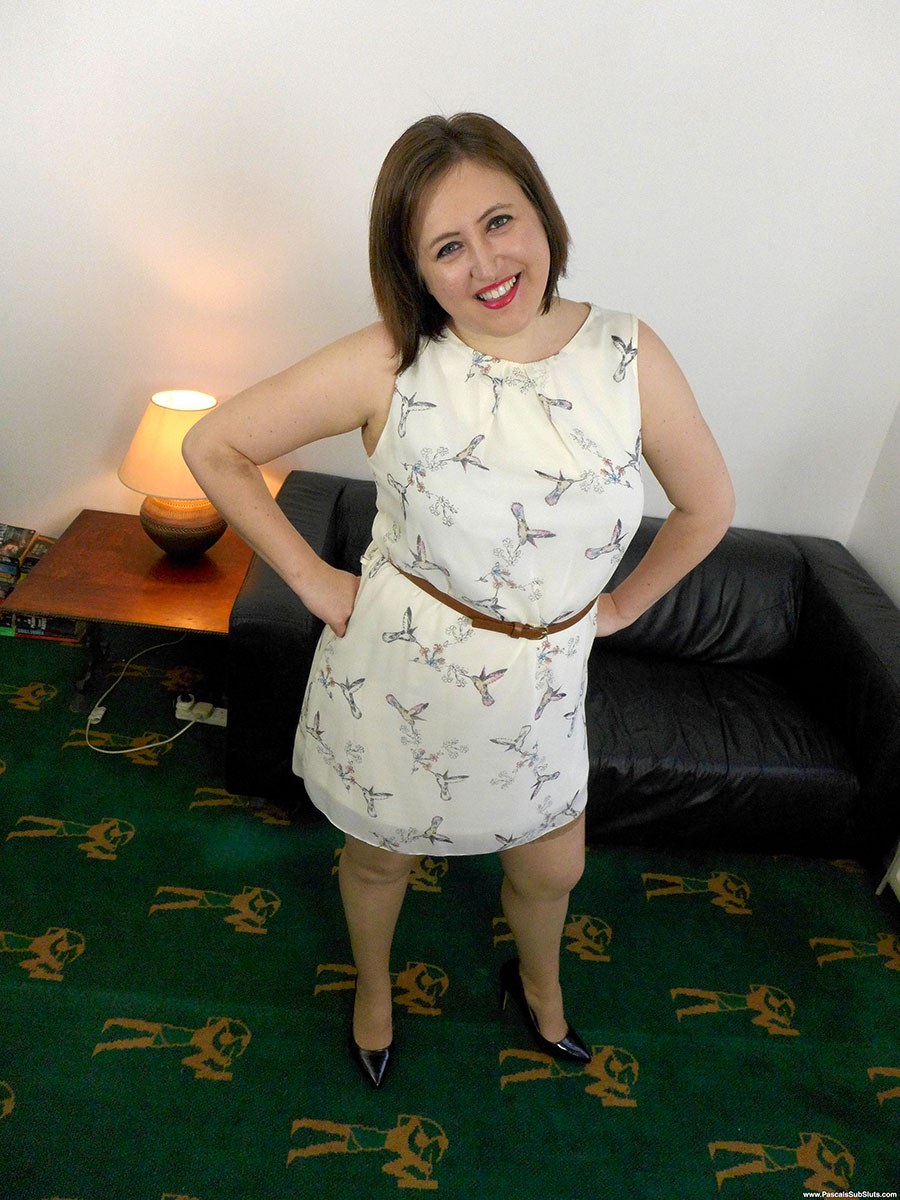 अमेच्युर Bbw लॉरा लुईसे पुस्सी में उंगली करती है तन रंग के स्टॉकिंग्स में