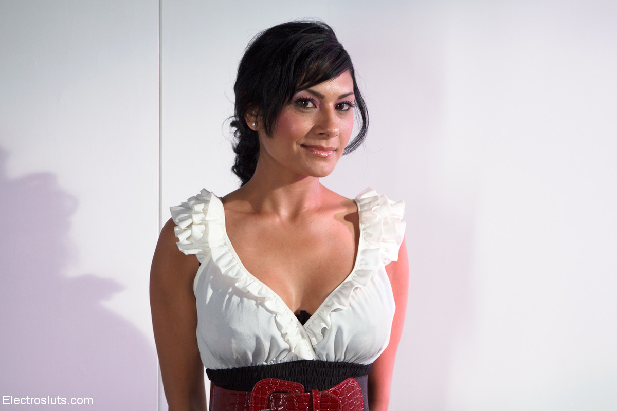 لوريلي لي وبريتا جيمس جذابان جدا يبرزان أردافهم وجناتهم الكبيرات