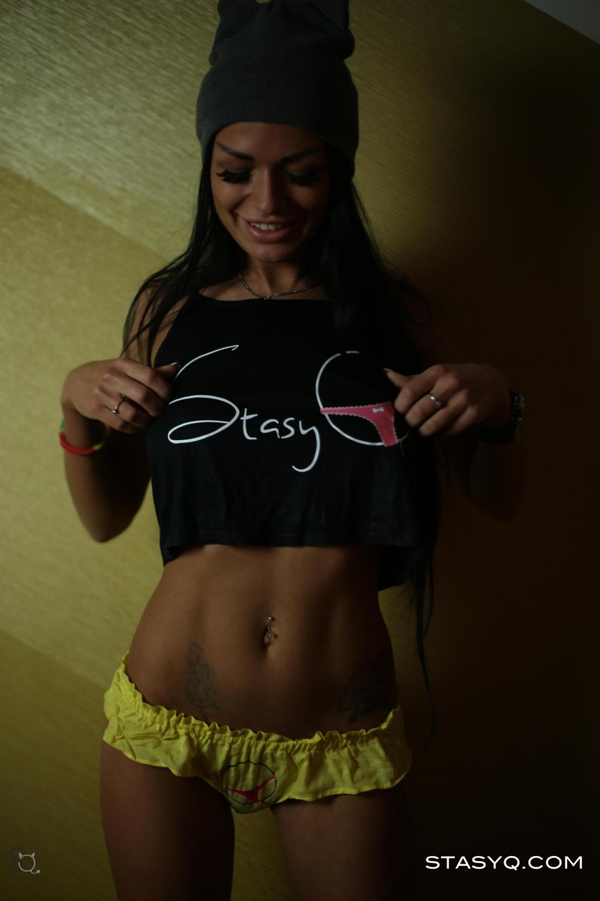 长腿黑发Sova炫耀她性感的娇小臀部并用下乳挑逗