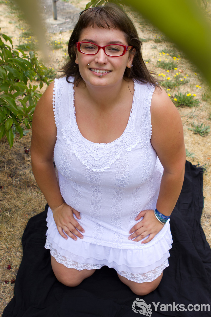 الهاوي السمين بيتي H يكشف عن ثديين رائعين أثناء التعري في الهواء الطلق